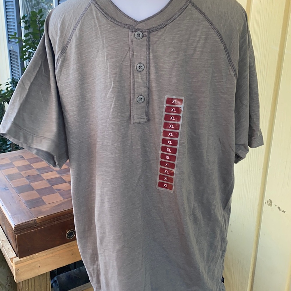 GAP men’s 3 button tee Shirt